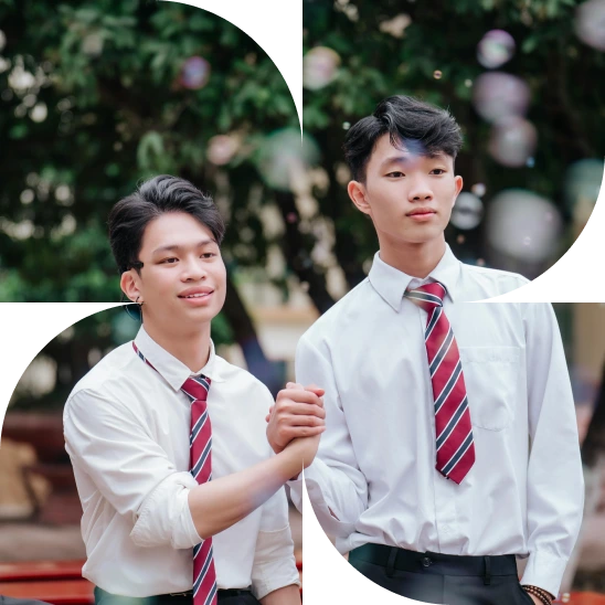 2 smiling students 